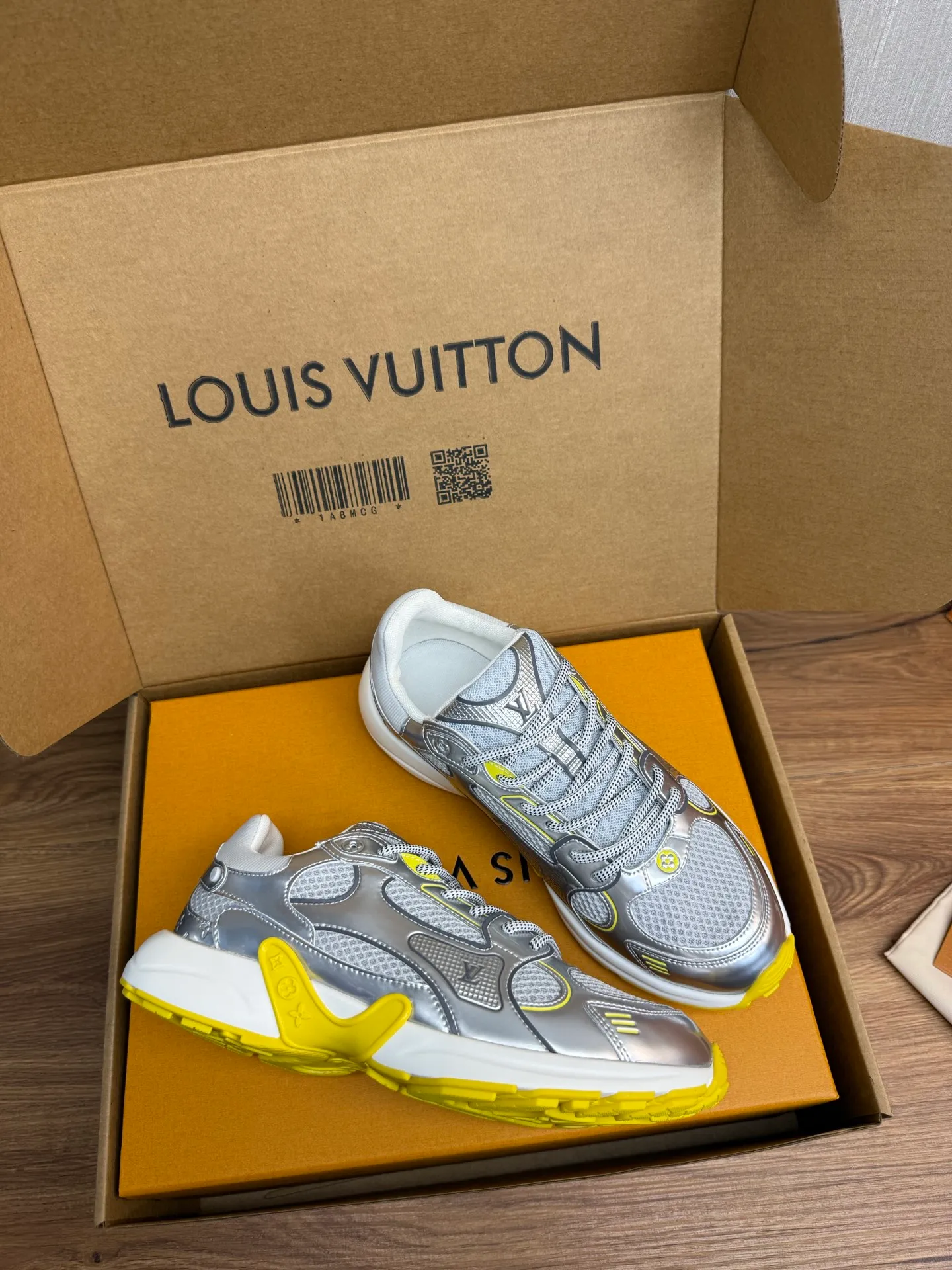 Men's shoes 💰600💰 🌈LV | Louis Vuitton 2025𝐬𝐬 🧡💚2025 spring and summer new style top version‼ ️The original version is the same. The counter specializes in the latest casual shoes. Hard goods are new🆕 🔥🔥🔥Top version: Couple model LV Louis Vuitton L House Donkey brand The latest Olympia series Couple model Silver Horn King Casual sneakers Running shoes This LV Olympia sneaker combines mesh fabric and metallic synthetic leather and other technical fabrics to reinterpret the classic running shoe design with a neat and simple design. Lightweight EVA outsole provides a stretchy fit. Rich details such as Monogram embossing and LV letters establish recognition. Exquisite packaging at the delivery counter 🛍📦 ▪️Fabrics: Original imported technical fabric + mesh ▪️Inner lining: Original customized breathable mesh ▪️Sole: Original molded rubber foam material ▪️Sole thickness: 3.5CM ▪️Size: 35--45 (customized for women 40 and men 45)